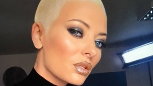 Toţi credeau că s-a tuns la chelie, dar iată cum arată în realitate DELIA! Ce schimbare de look şi-a făcut