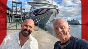 Paște ortodox pe apă, cu Leonard Miron în rol de gazdă: turiștii de pe croaziere au cântat în cor „Hristos a înviat” și au trecut pe sub masă ca-n România!