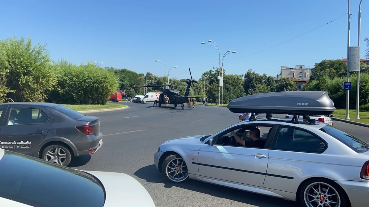Românii au mult umor! Cele mai bune glume din online după aterizarea de urgență a elicopterului american, Black Hawk, în Piaţa Charles de Gaulle | FOTO