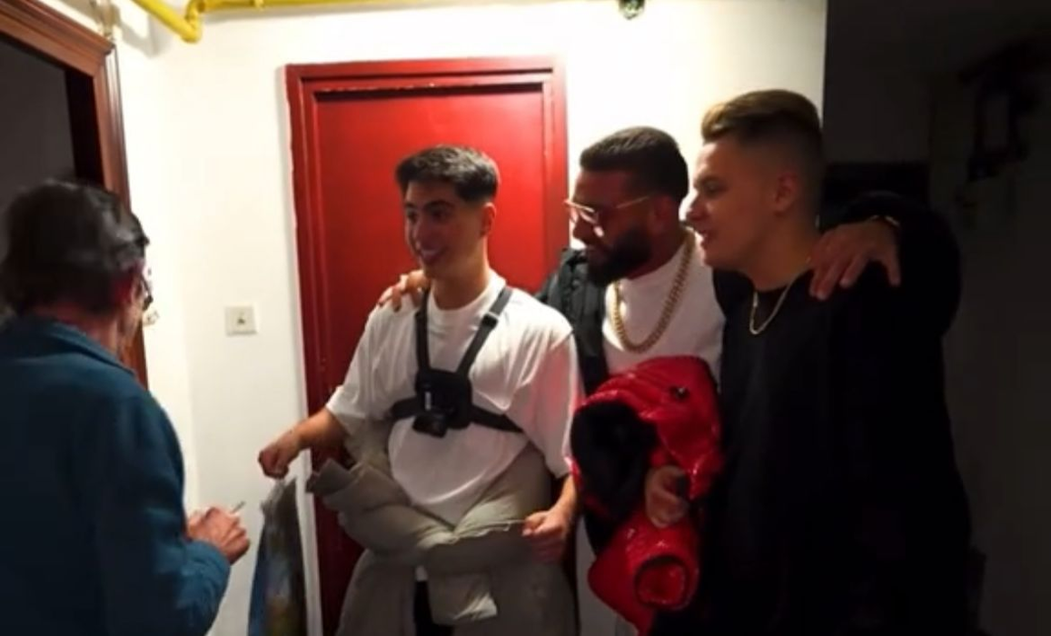 Cum a reacționat un bărbat, după ce Dorian Popa a mers random să-l colinde. Foto: TikTok