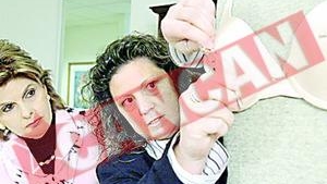 I-au scos piercingurile din sani cu patentul