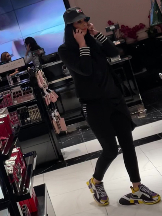 Raluca Macovei vorbește la telefon (SURSA FOTO: CANCAN.RO)