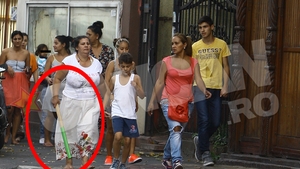 Mama tuturor batailor intre tigani! Doua grupuri de romi s-au luptat cu crucile in plina strada! Scandalul monstru a fost filmat