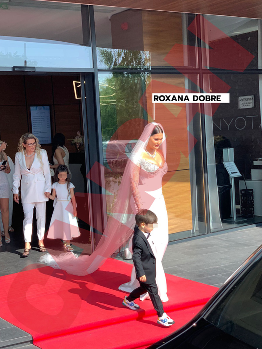 Rochia purtată de Roxana Dobre este creație semnată de Cristina Săvulescu, cea mai în vogă și cunoscută creatoare de modă, și este făcută la comandă