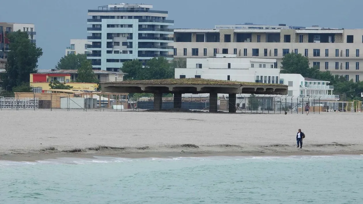 Patronii plajelor, obligați să își strângă șezlongurile din Mamaia: ”Bucuria s-a transformat în inconvenient”