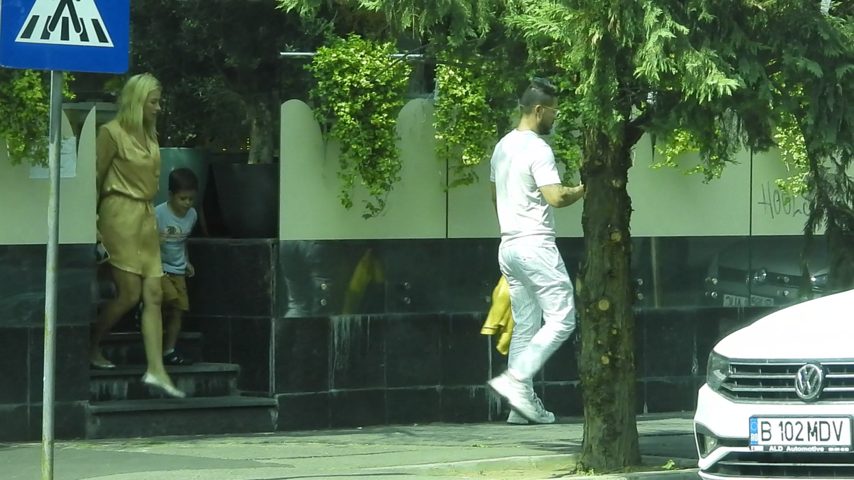 Jorge, soția și fiul lor, David, părăsesc restaurantul