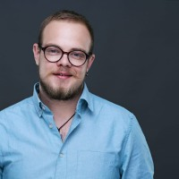 Actorul Emanuel Bighe, în spatele personajului „Scamă”
