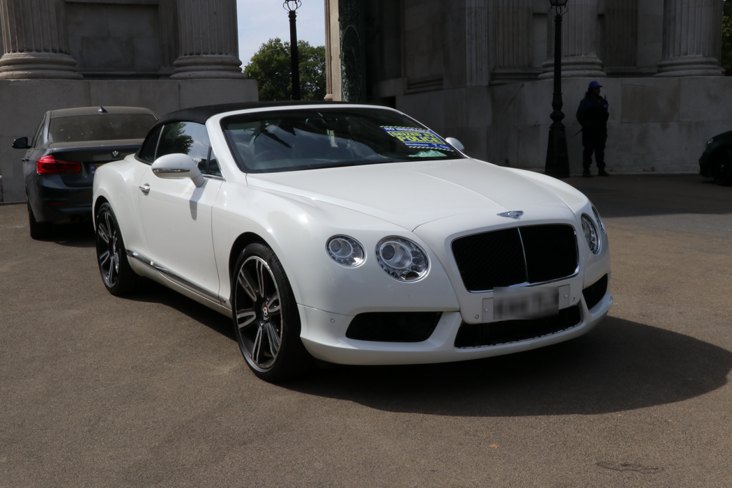 Ferrari Monza de 4,3 milioane de € și alți bolizi, confiscate de poliția din Londra pentru producerea de zgomot excesiv. Șoferii conduceau periculos