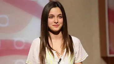 ALEXIA ERAM, fotografiată când îşi sărbătorea aniversarea în club, sărutându-şi fierbinte iubitul!