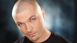 Canta despre bani, dar umbla cu buzunarele cam goale. Afla aici cu cati bani umbla Puya in buzunar intr-o zi obisnuita!