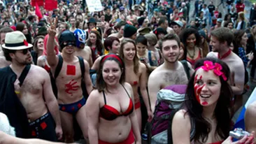 Fara inhibitii! Studentii canadieni au protestat in pielea goala impotriva cresterii taxelor scolare!