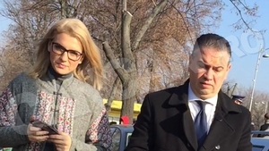 E bogat, nu glumă: are 3 case şi 14 terenuri! Şefa PNL şi-a luat ”aghiotant” senator şi… multimilionar!