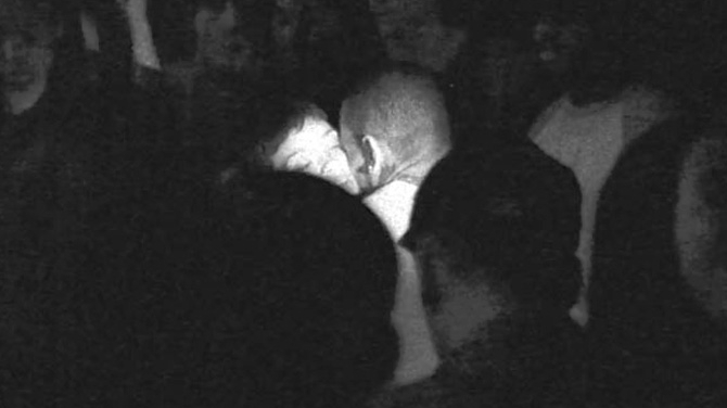 VIDEO Chris Brown, incredibil de nesimtit! Dupa ce ca Rihanna l-a iertat desi a snopit-o in bataie, el recunoaste ca mai este indragostit si de alta femeie!