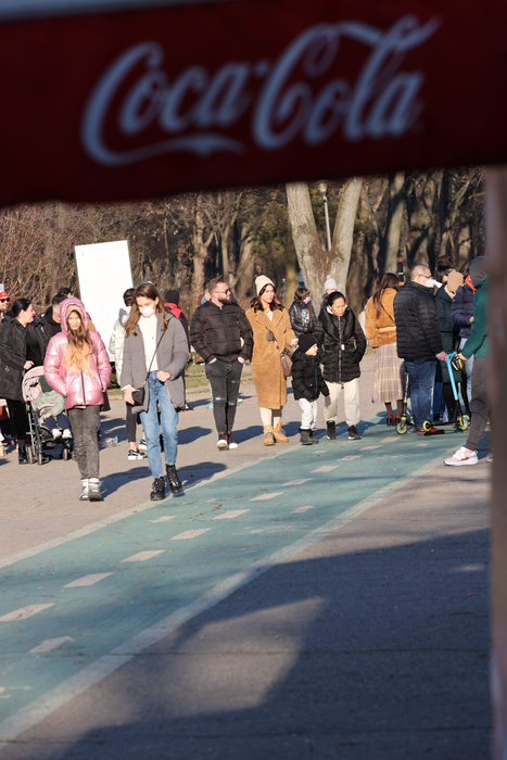 Ilinca Vandici și băiețelul ei, Zian, la plimbare prin parc