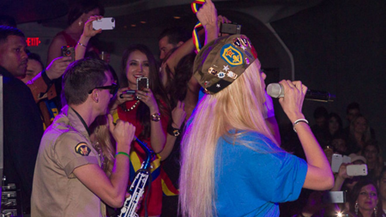 Secretul din spatele succesului! Alexandra Stan e "afacere de familie"! Cine e mereu alături de ea şi de ce