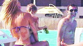 Larisa Dragulescu, agatata de un brunet bine! Flirt la piscina cu copilul in brate