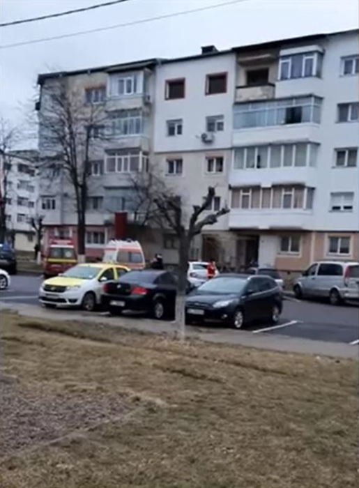2 bărbați au murit în urma unei luări de ostatici în Onești: “Multiple plăgi înjunghiate, a intrat iar în stop cardio-respirator”. Atacatorul a fost împușcat de polițiști | FOTO