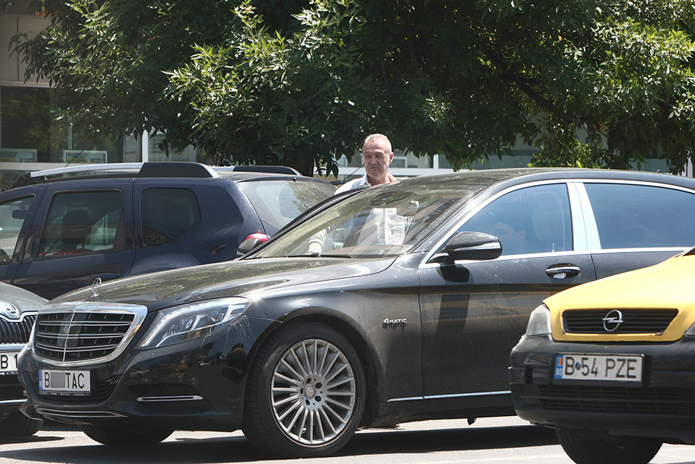 Becali urcă în superbul său Mercedes Maybach S500
