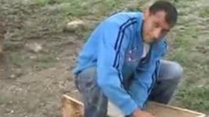 VIDEO O fetita de un an si o luna a murit inecata intr-o groapa cu fecale!