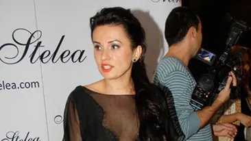 Aroganta sexy a sotiei lui Bogdan Stelea! A defilat fara sutien la propria lansare