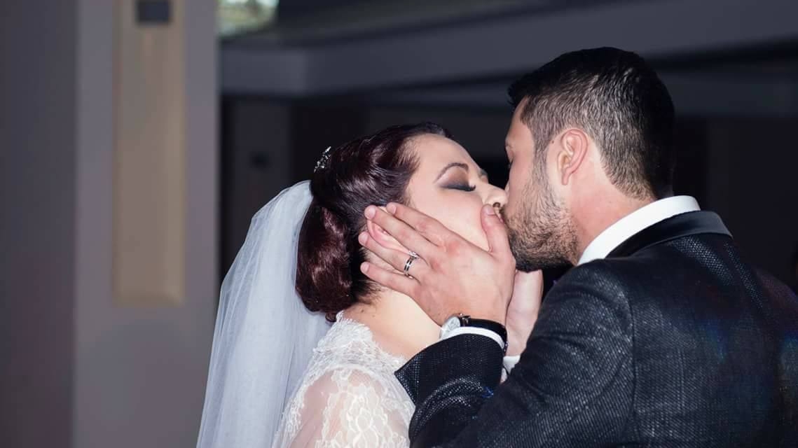 OANA ROMAN a îmbrăcat o rochie albă ca de mireasă când a sărbătorit trei ani de la nunta cu MARIUS ELISEI