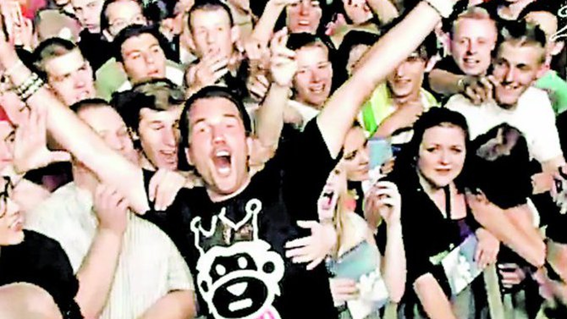 Celebrul artist a solicitat ca sampania, vodca, whisky-ul sau berea sa fie tinute departe de el. DJ Antoine o "arde" pe apa chioara