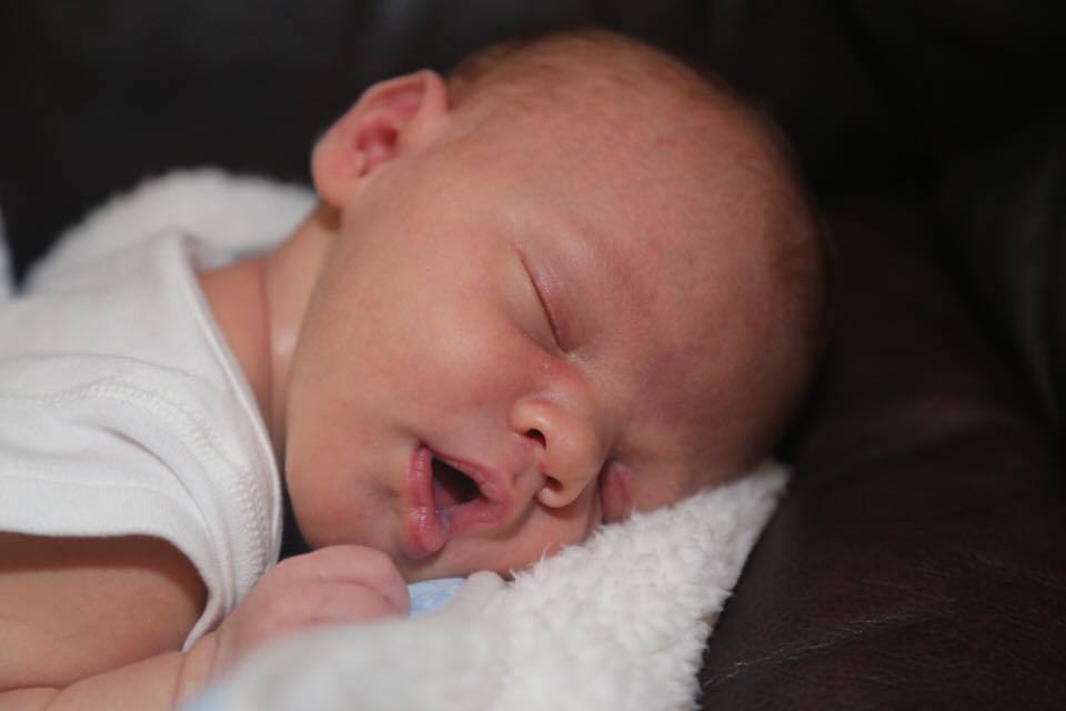 Claire Hutchins şi Beau Thompson i-au pus numele copilului lor Jaxx. Sursa foto: Facebook