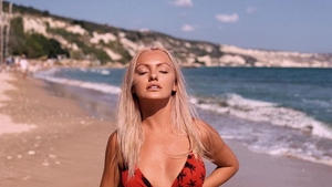 Alexandra Stan rupe tăcerea după ce s-a filmat goală pușcă: ”Îmi vine instinctul de nevastă!”