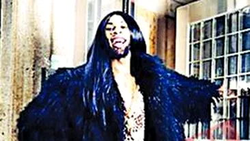 El poarta numai haine de femeie