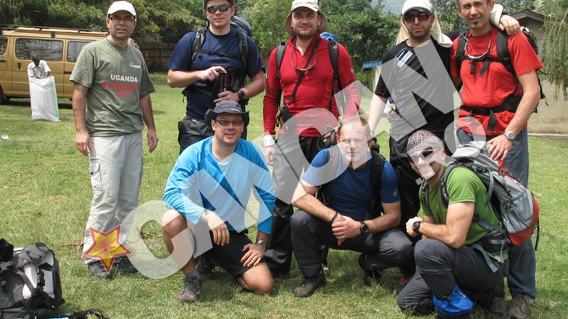Alpinistii romani au "atacat" muntii Ugandei! S-au cinstit cu slanina sI palinca, la 5.100 de metri altitudine