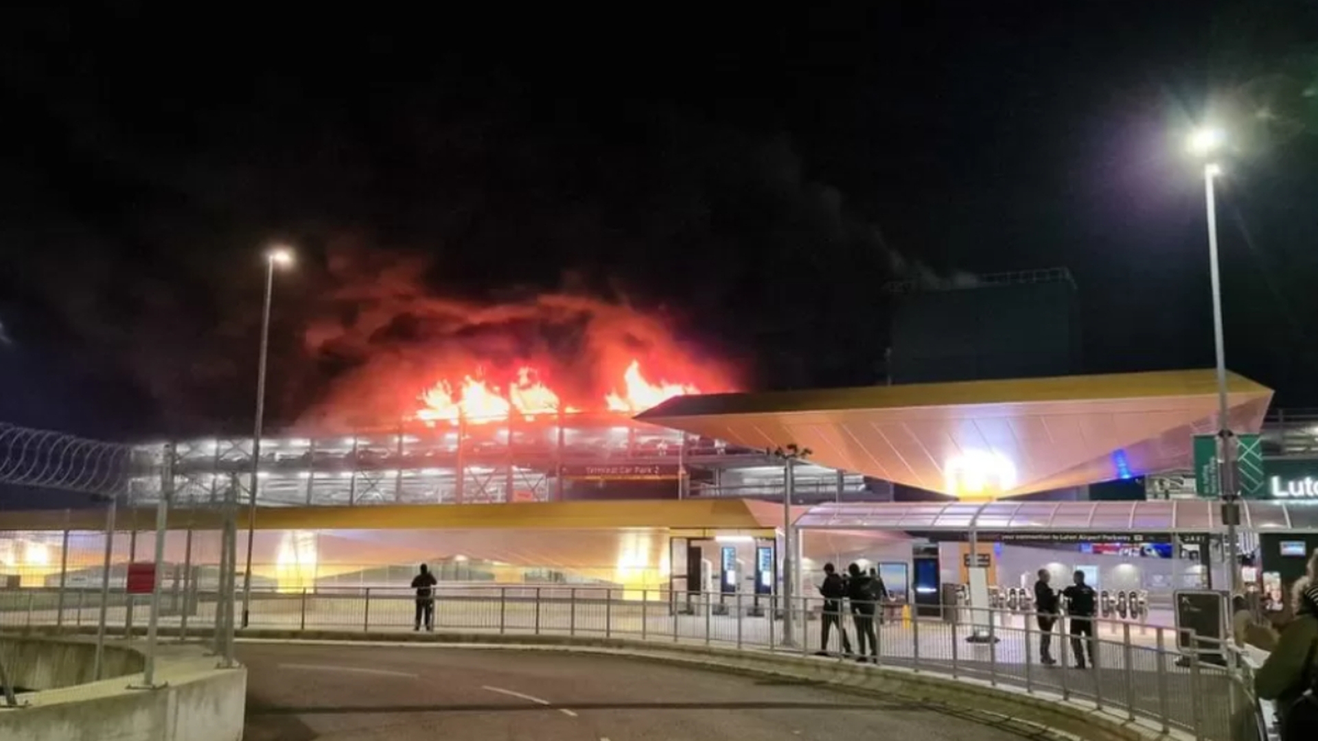 Incendiu de proporţii pe Aeroportul Luton! Toate zborurile, suspendate! Sute de oameni sunt blocaţi