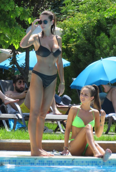 Iuliana Luciu, super-sexy și fără iubit la piscină. Și-a “conservat” formele de invidiat și pare decisă să reintre în “joc”