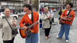 Ioana Tufaru a dat de Emilian pe stradă și s-au pus pe cântat! Ce voce are fiica Andei Călugăreanu