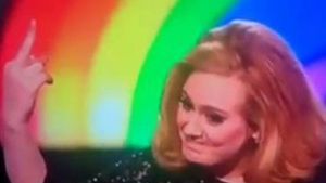 Comportament de mahalagioaica! Adele le-a aratat degetul mijlociu organizatorilor de la BRIT Awards! Vezi ce a scos-o din minti pe artista!