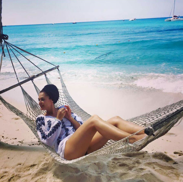 Nu îi merge deloc rău în SUA! Raluca Lăzăruţ s-a pozat sexy, în costum de baie!