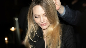 Angelina Jolie revine într-o dramă emoționantă inspirată din propria viață. Când va fi lansat filmul „Couture”