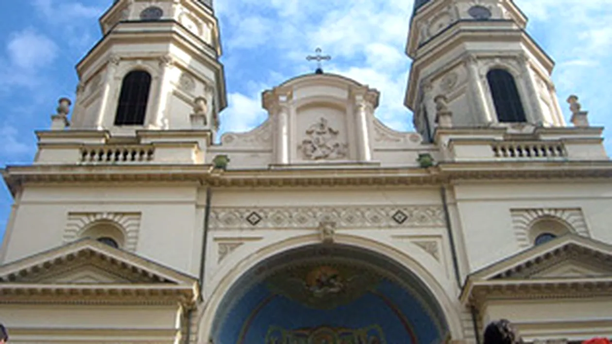 Pentru ca s-a saturat de saracie, un tanar s-a urcat pe Catedrala Mitropolitana din Iasi si ameninta ca se sinucide