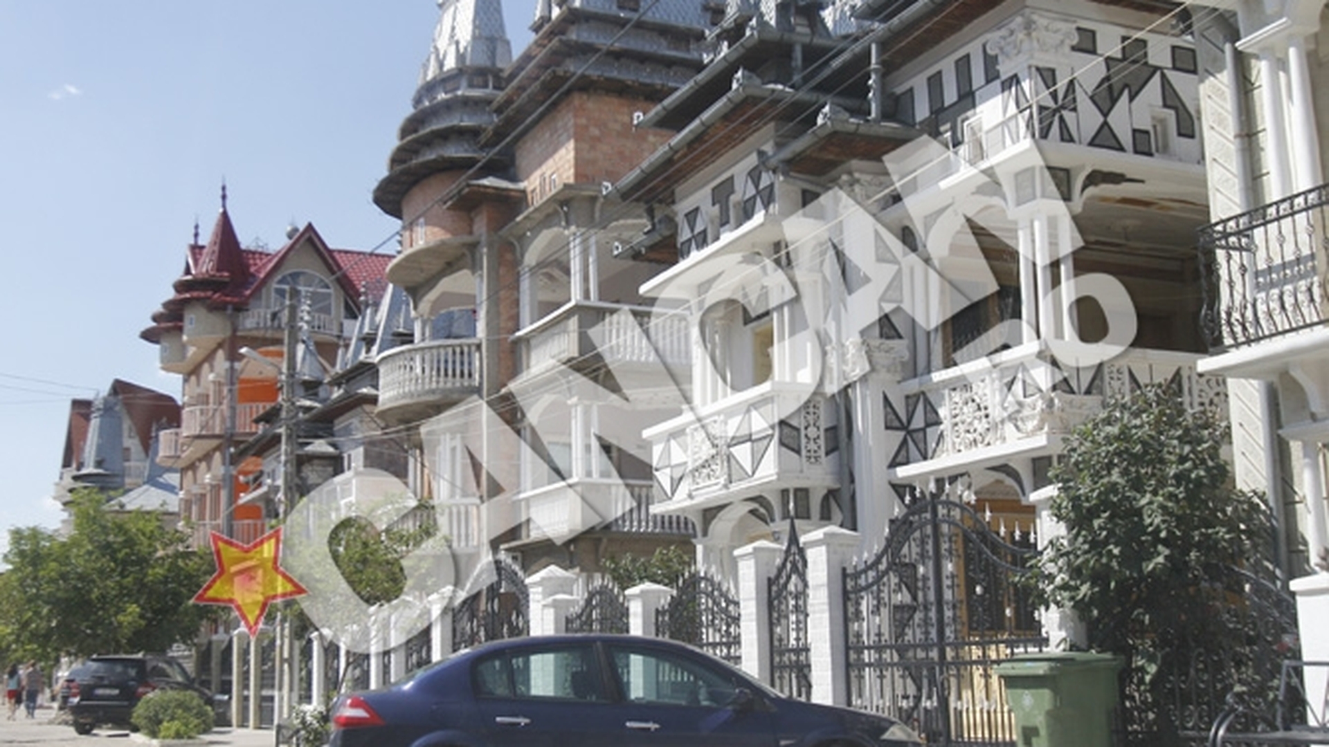 Singurul loc din Romania in care nu a ajuns criza si luxul e la el acasa. Intra aici sa vezi "paradisul" din Teleorman cu garduri din inox si porti deschise cu telecomada