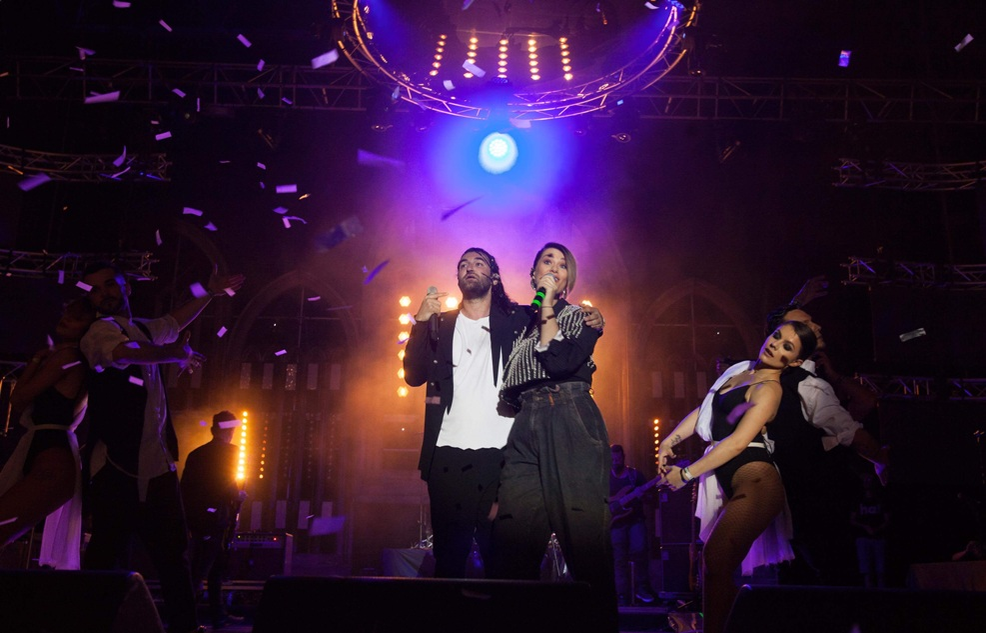 Gina Pistol și-a susținut iubitul împreună cu “socrii ei”! Imagini senzaționale de la concertul lui Smiley de la Arenele Romane