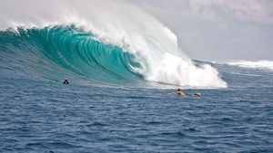 Tragedie în Indonezia. Zece persoane au murit după ce au fost lovite de valuri puternice: ”Erau prea aproape de ocean”