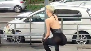 Cum a apărut o româncă în staţia de tramvai, la prima oră a dimineţii? Trecătorii au fost uimiţi să vadă aşa ceva