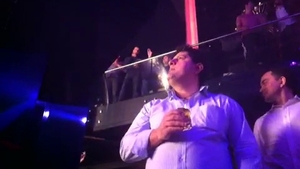 A venit singur in club, dar si-a gasit imediat ocupatie! Tavi Colen s-a holbat intreaga seara la animatoarele de pe cuburi!