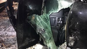 Șoferul unui TIR a provocat un grav accident în Cluj-Napoca! În urma impactului, mașina condusă de o femeie s-a răsturnat