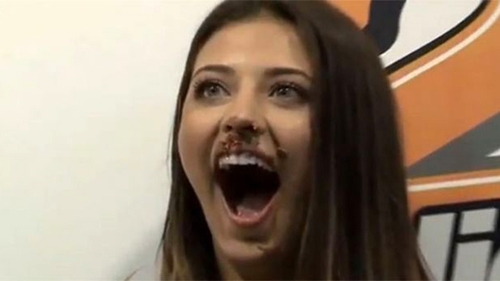 Antonia, asa cum nu ai vazut-o niciodata! S-a rupt in figuri cu doi americani vulgari: "Ma uit dupa..."
