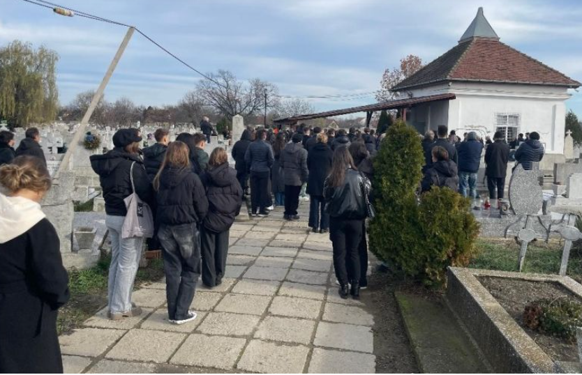 Marco, elevul de 18 ani găsit fără suflare după un majorat, a fost înmormântat. Gestul sfâșietor făcut de mama lui
