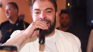 Acuzat că şi-a lăsat prietenul la greu, Florin Salam s-a revanşat la priveghiul tatălui lui Mircea Nebunu'! Ce gest a făcut celebrul manelist