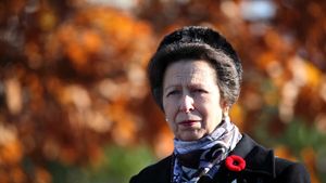 Prințul Andrew a fost vizitat de sora sa, Prințesa Anne, după ce a fost arestat. Ancheta privind implicarea sa în dosarul Epstein continuă