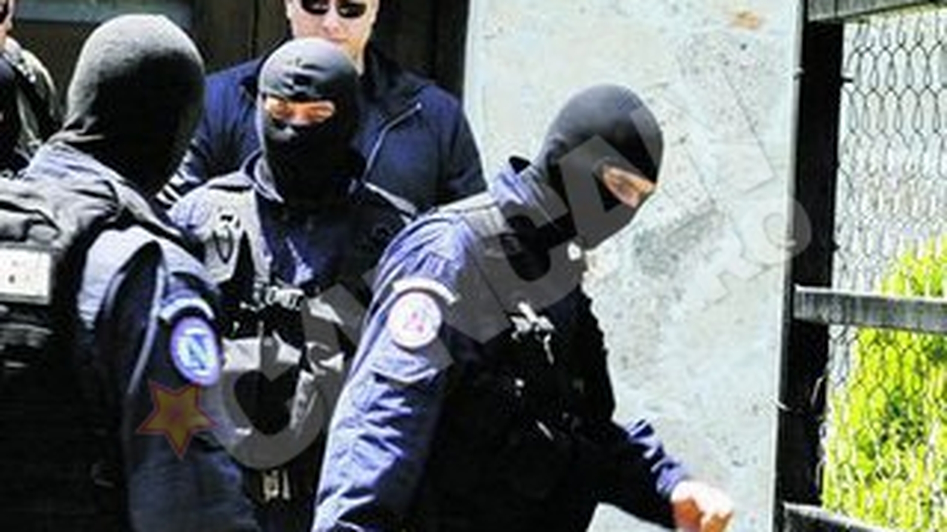 Descindere in forta la vila secretarului general al MAI! Mironescu, saltat din casa de "mascati"
