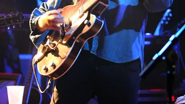 Jeff Bridges se da in spectacol cu chitara