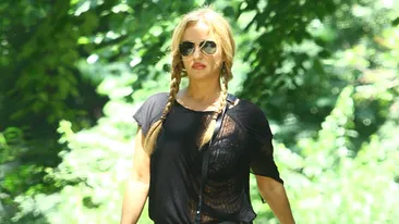 Indiciu: are aproape 50 de ani! N-o sa ghicesti niciodata carei blonde celebre de la noi apartine acest posterior “neastamparat”!